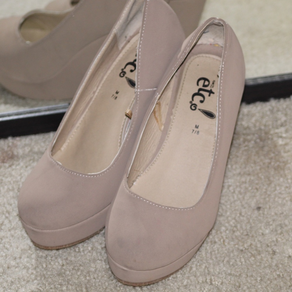 Beige high heels size 7W‼️